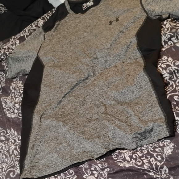 Under Armour Men's Heather Gray and Black Tee - Picture 4 of 5